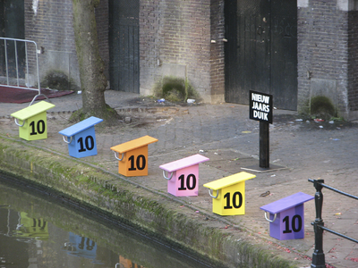 908054 Afbeelding van zes startblokken met het nr. 10, op de werf aan de Oudegracht onder het Stadhuis, geplaatst naar ...